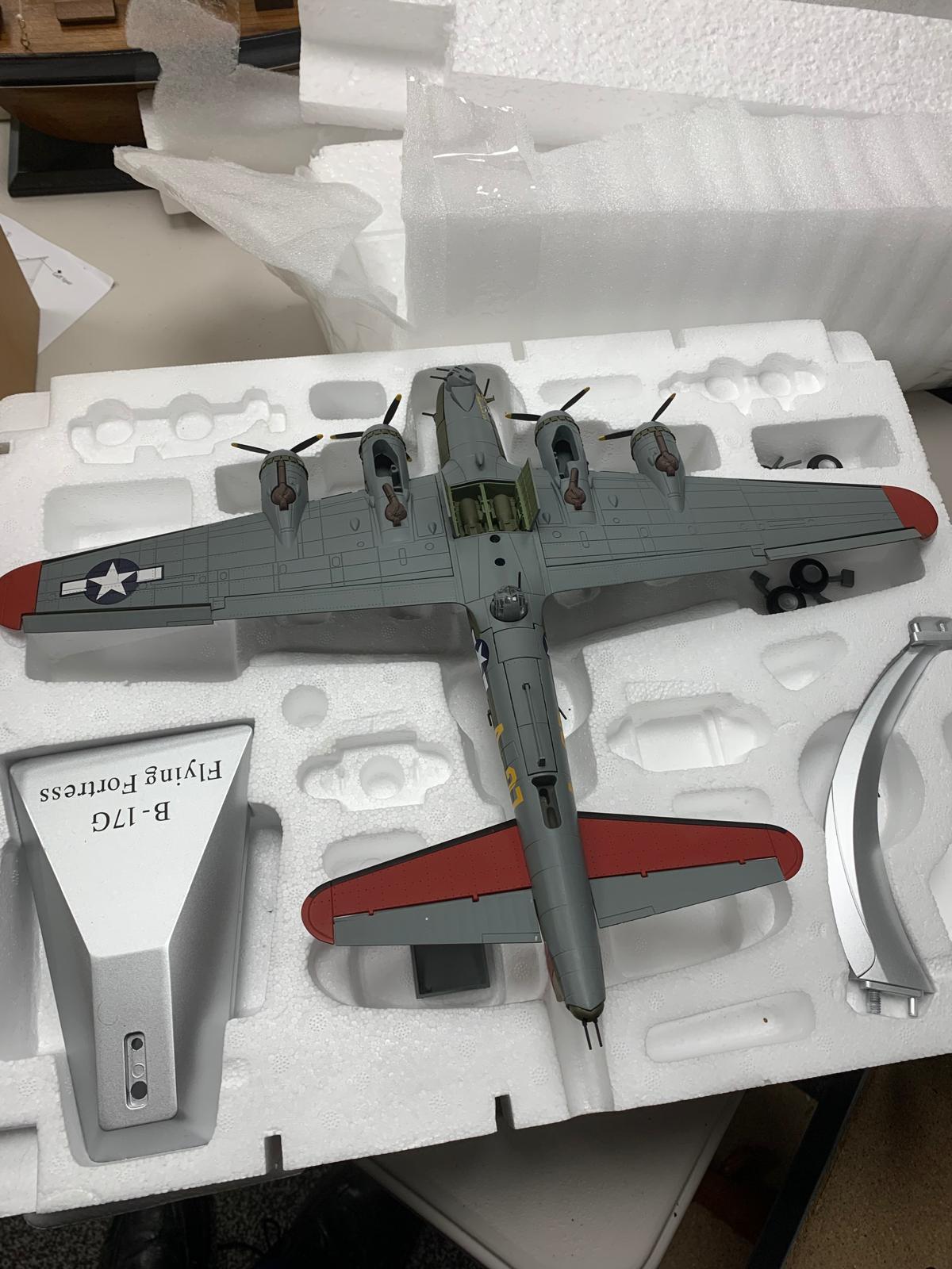 1:72 B-17 Flying Fortress Bomber Model - Chame LTD