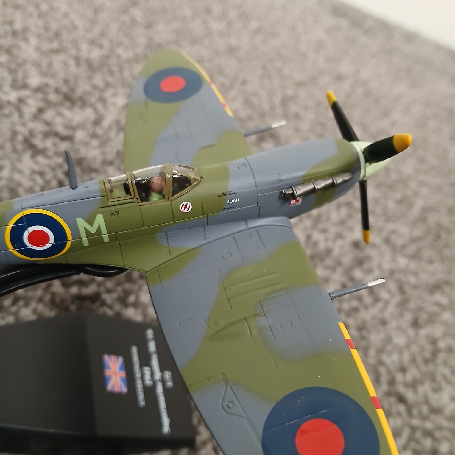 Spitfire MK V/trop Model Plane 1:72 RAF 328 Sqn
