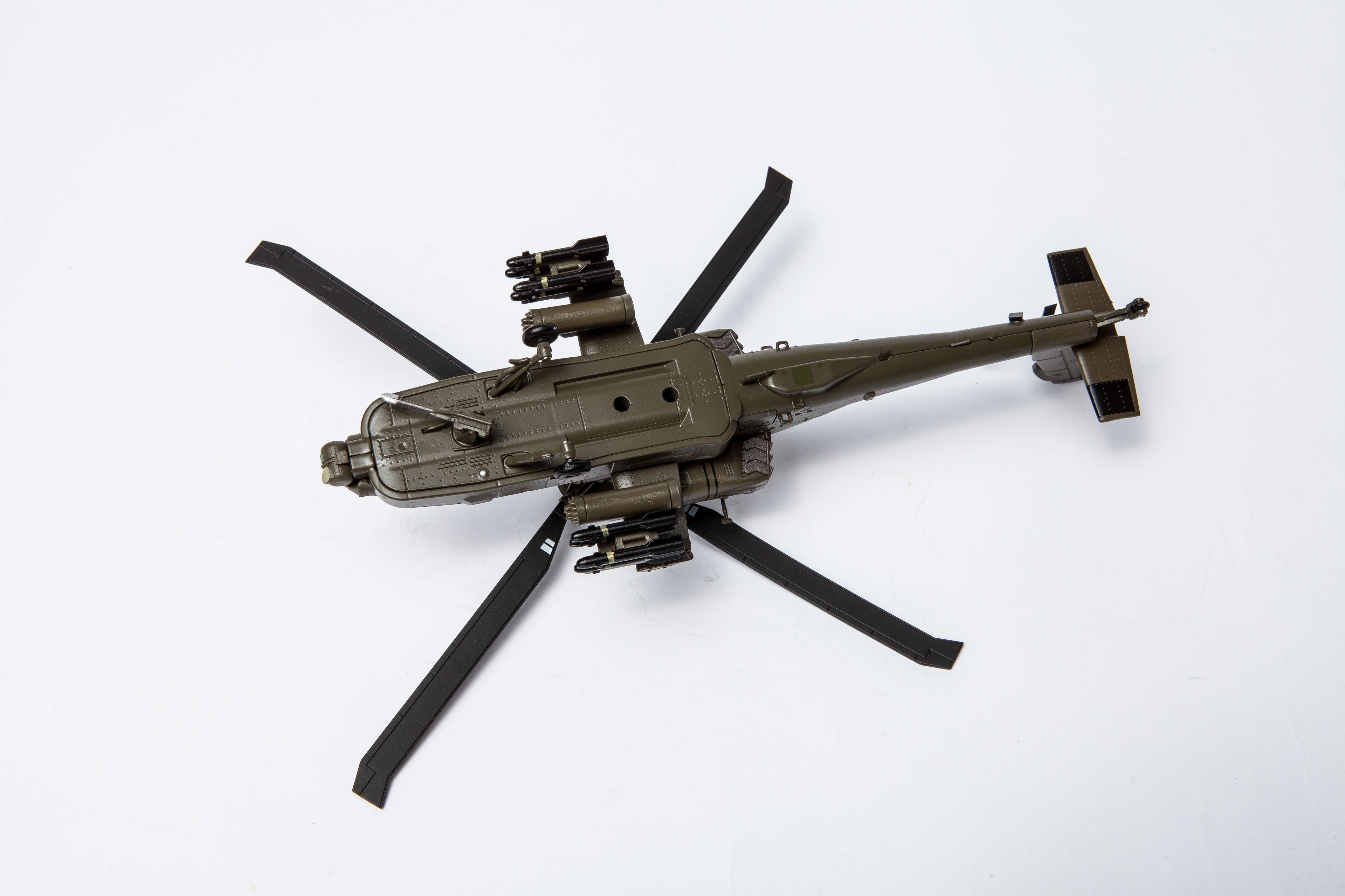 1:72 AH-64 Apache Helicopter Model