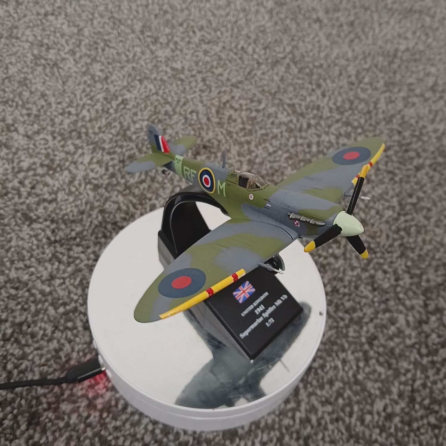 Spitfire MK V/trop Model Plane 1:72 RAF 328 Sqn