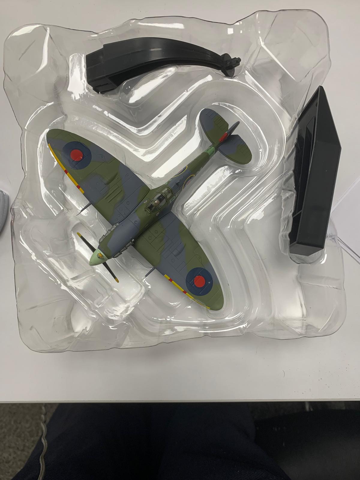 Spitfire MK V/trop Model Plane 1:72 RAF 328 Sqn